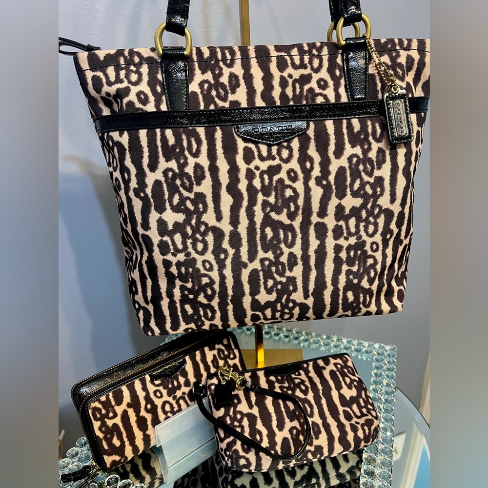 Coach 3 Pc Set EUC Bag, Wristlet &Wallet Patent Leather Trim&Canvas AnimalPrint - Picture 4 of 16